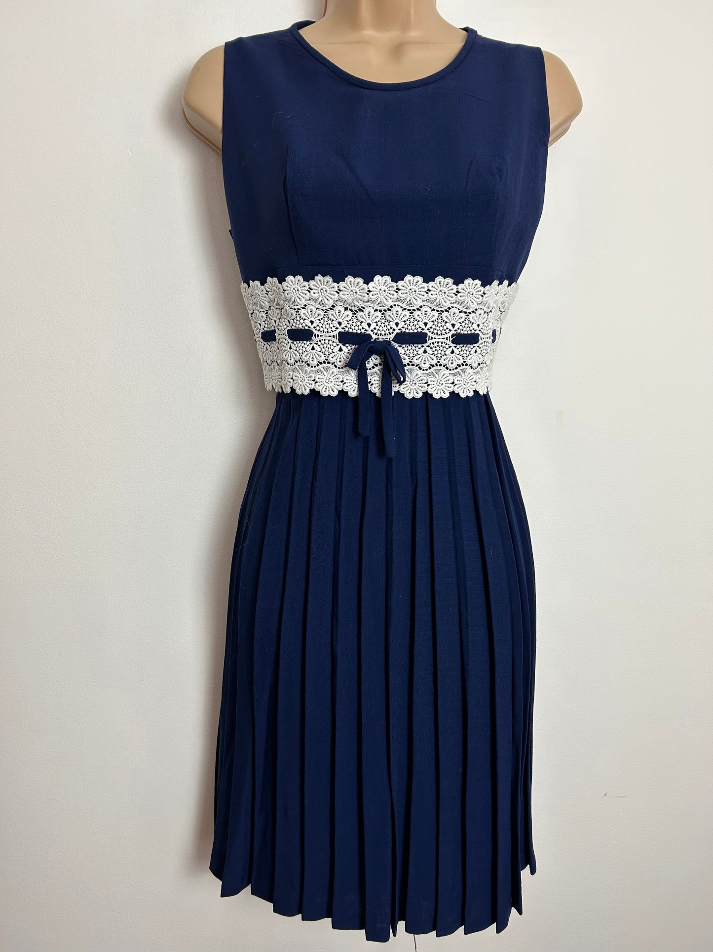 Vintage Early 1960s UK Size 10 Navy Blue & White Guipure Lace Sleeveless Pleated Bow Detail Dress