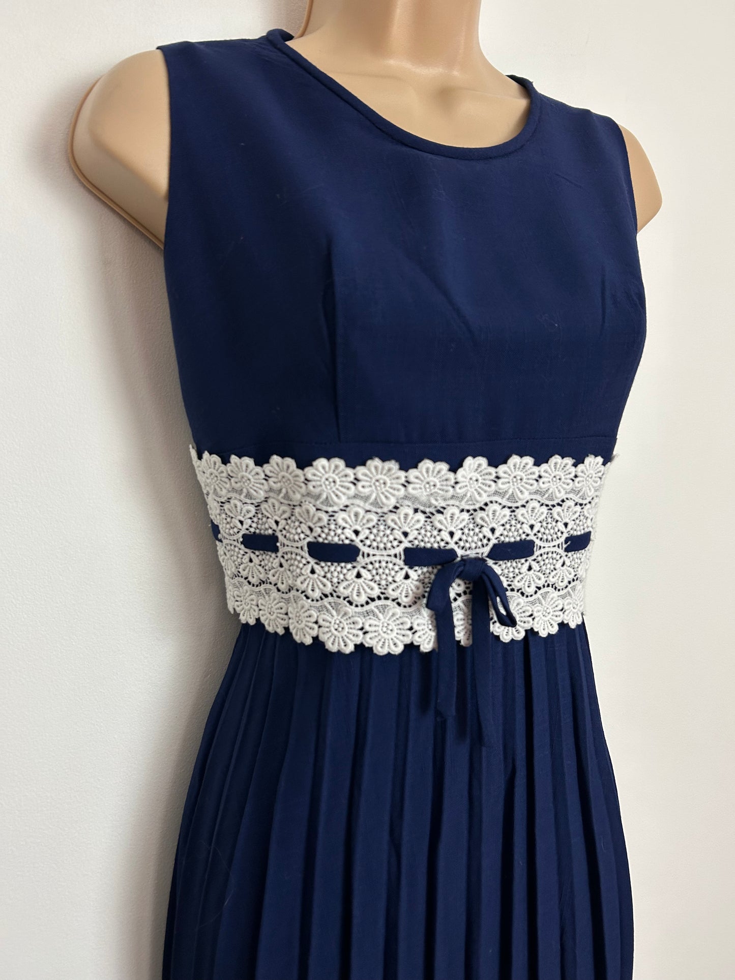 Vintage Early 1960s UK Size 10 Navy Blue & White Guipure Lace Sleeveless Pleated Bow Detail Dress