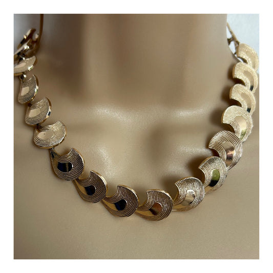 Vintage 1970s Beautiful Gold Tone Articulated Wave Shaped Necklace