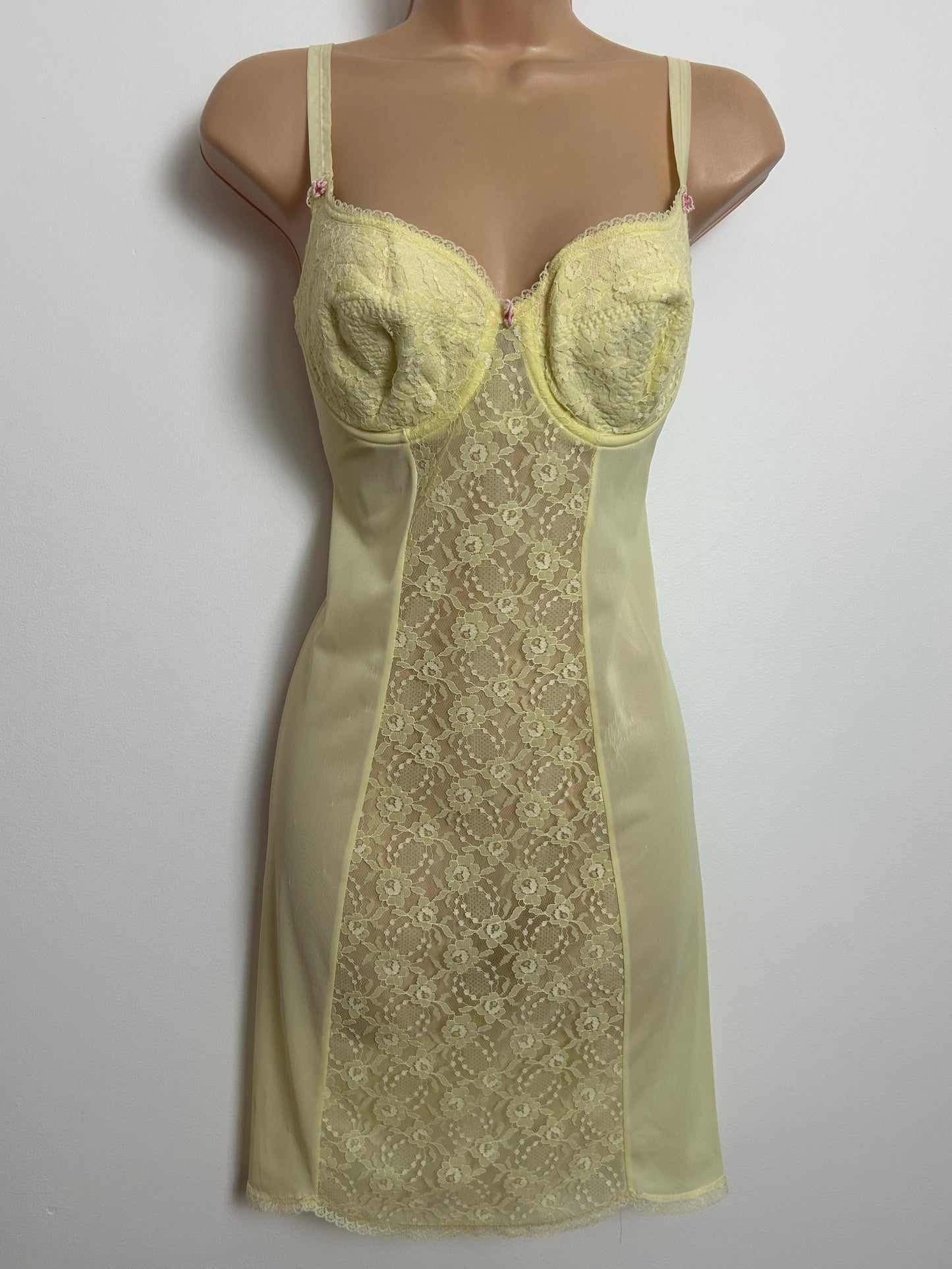 Vintage 1960s TRIUMPH INTERNATIONAL Size 36B Lemon Lace Underwired Slip