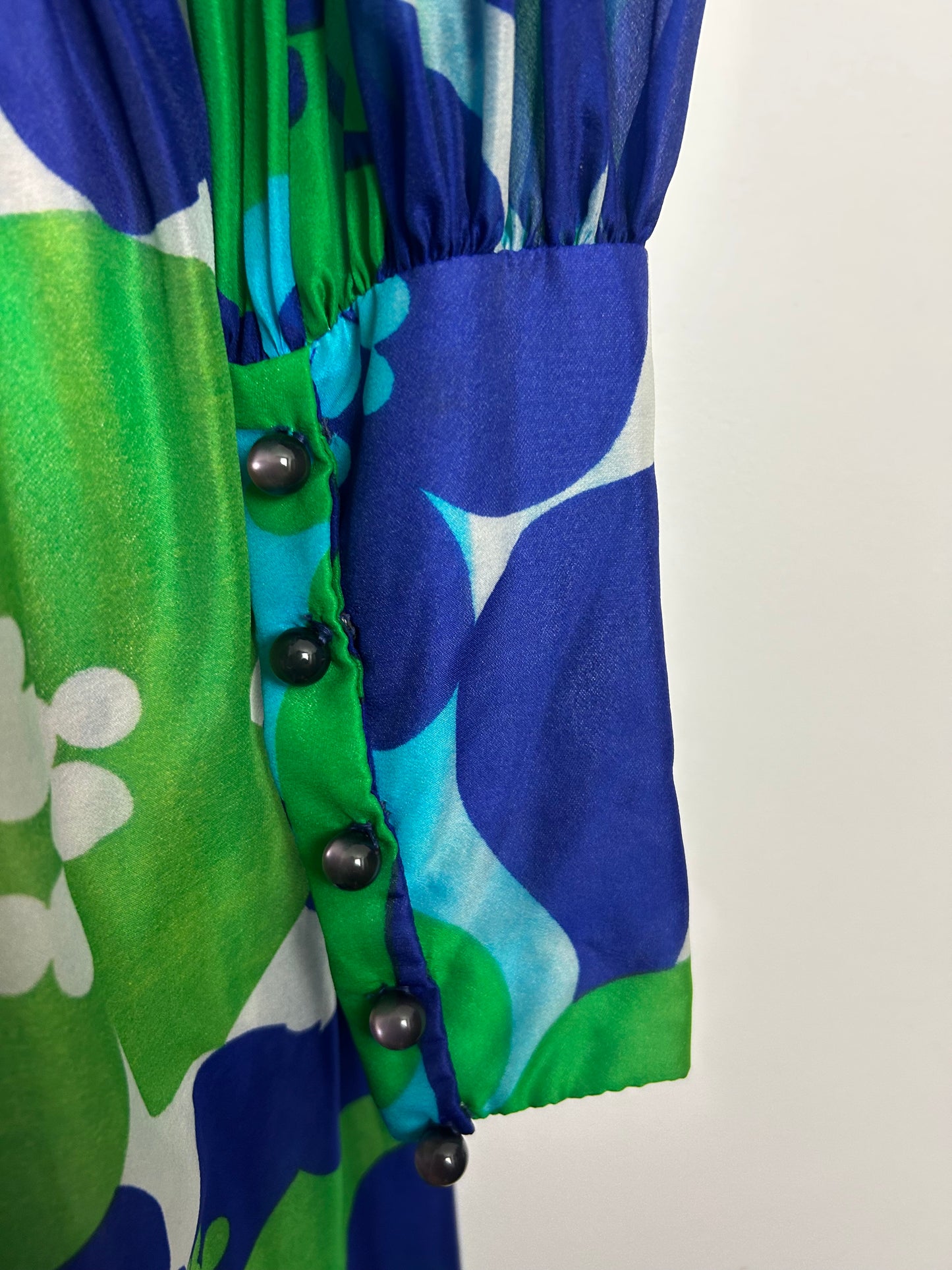 Vintage 1970s J.M. Martin Size 6 Beautiful Blue & Green Abstract Bold Floral Ruffle Trim Dress
