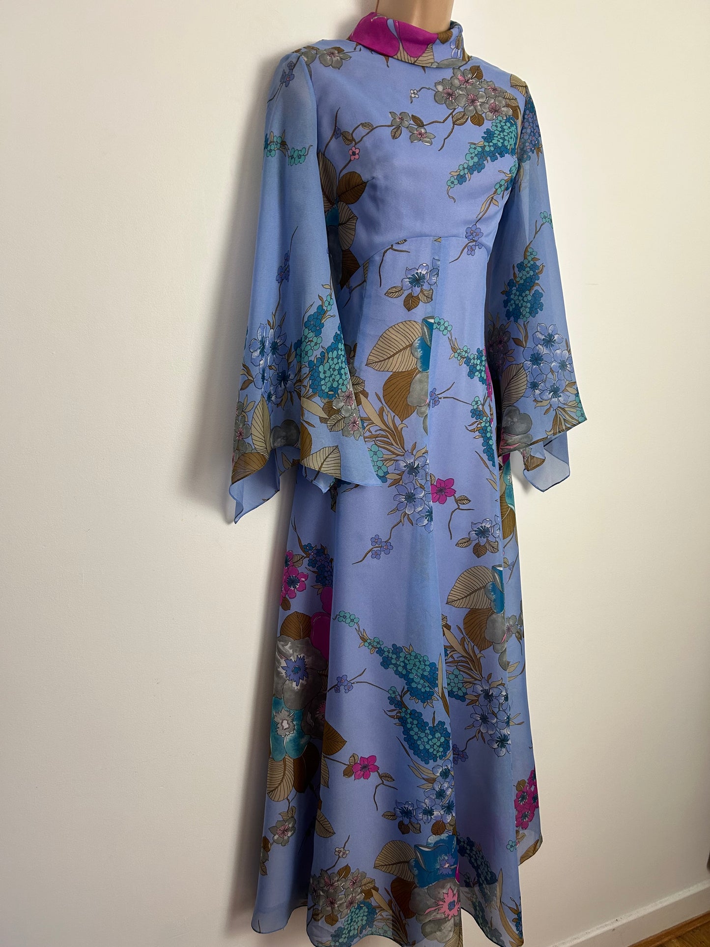 Vintage 1970s SIMPSONS Size 6-8 Blue Pink & Grey Floral Print Long Flared Sleeve Maxi Dress