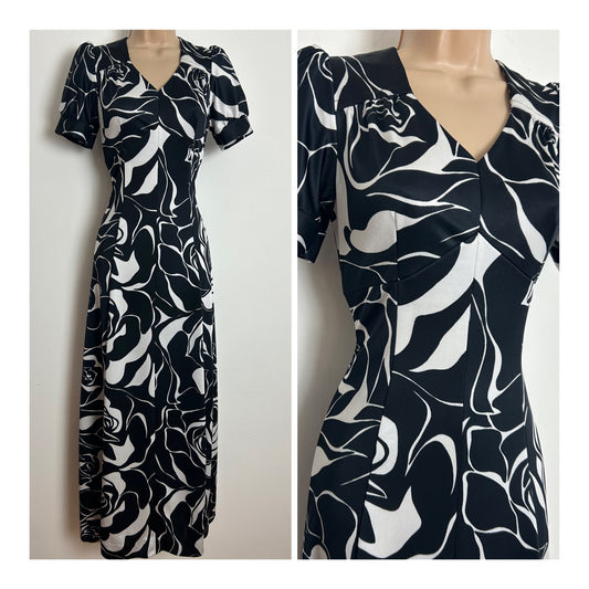 Vintage 1970s Size 6 Black & White Monochrome Floral print Short Sleeve Maxi Dress