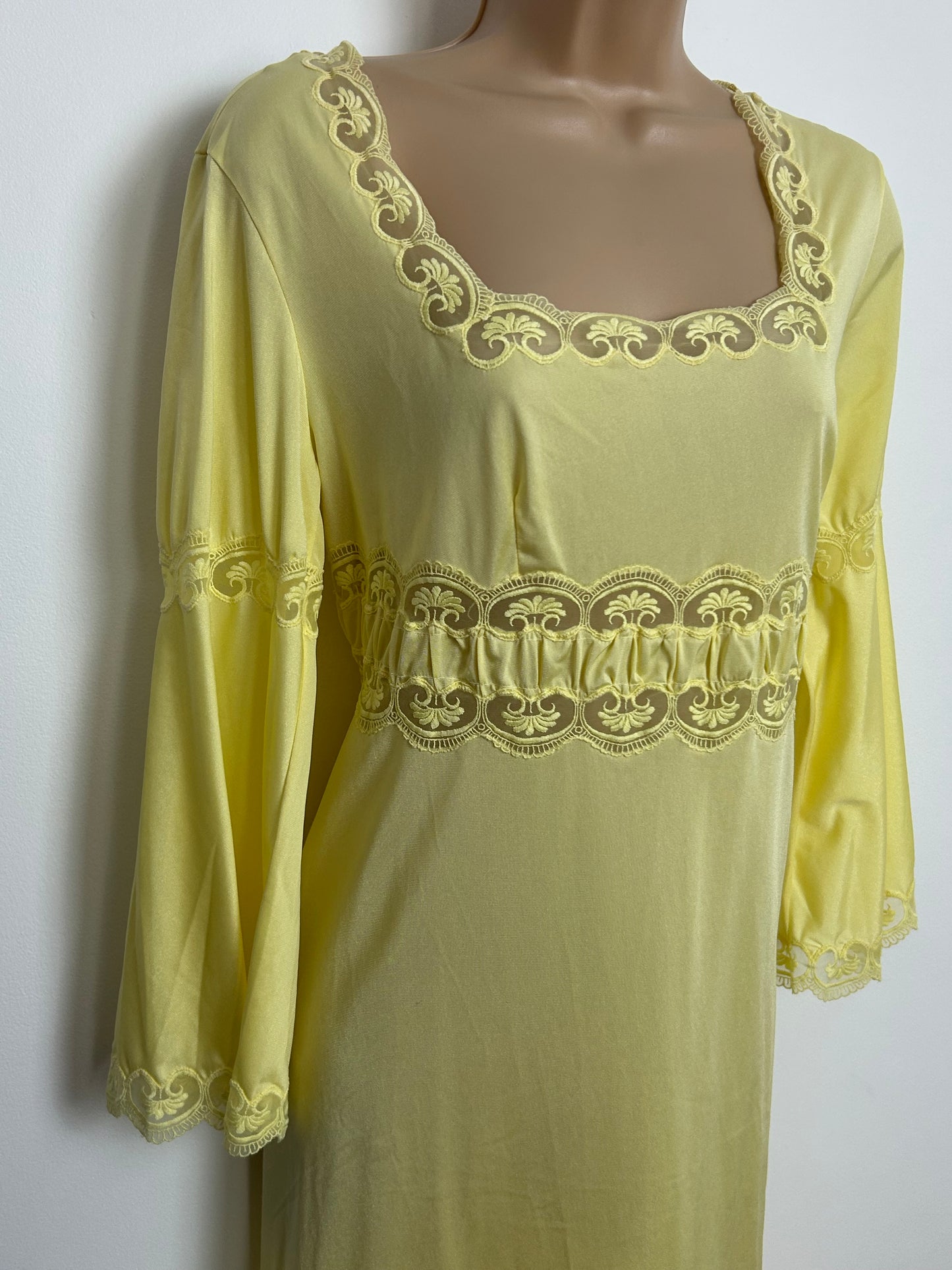 Vintage 1970s BIANCHERIA DI LUSSO Size 12 Cute Nylon Lace Panels Night Dress