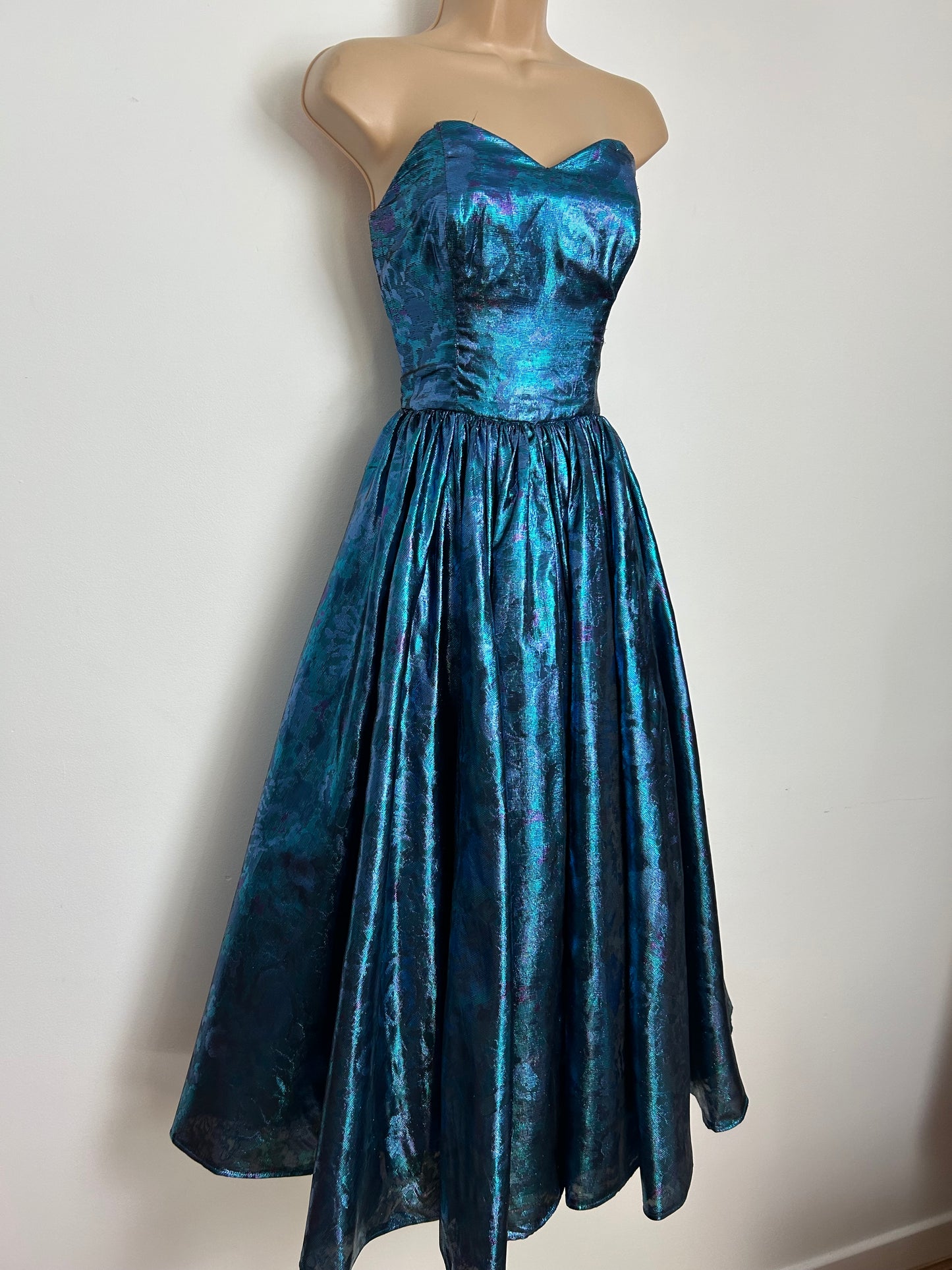 Vintage 1980s Size 8 Blue & Purple Metallic Lame Strapless Party Prom Ballgown Dress