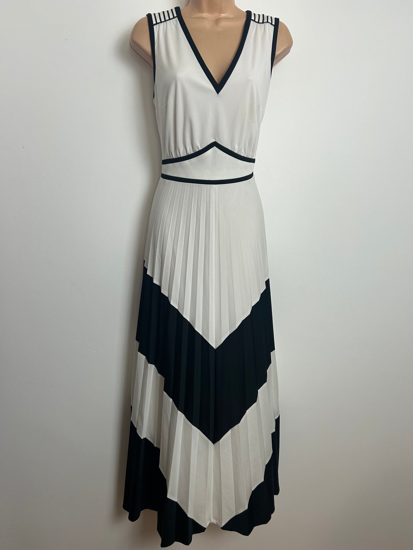 Vintage 1970s Size 14 White & Black Chevron Stripe Sleeveless Pleated Occasion Maxi Dress