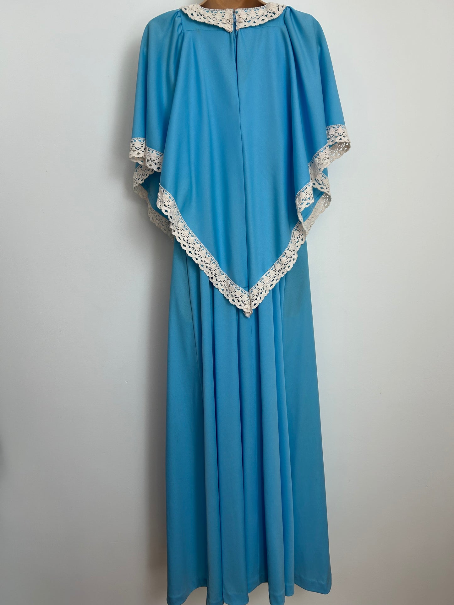 Vintage 1970s THE HOUSE OF NICHOLAS Size 12 Blue & White Crochet Lace Trim Wide Cape Sleeve Boho Maxi Dress
