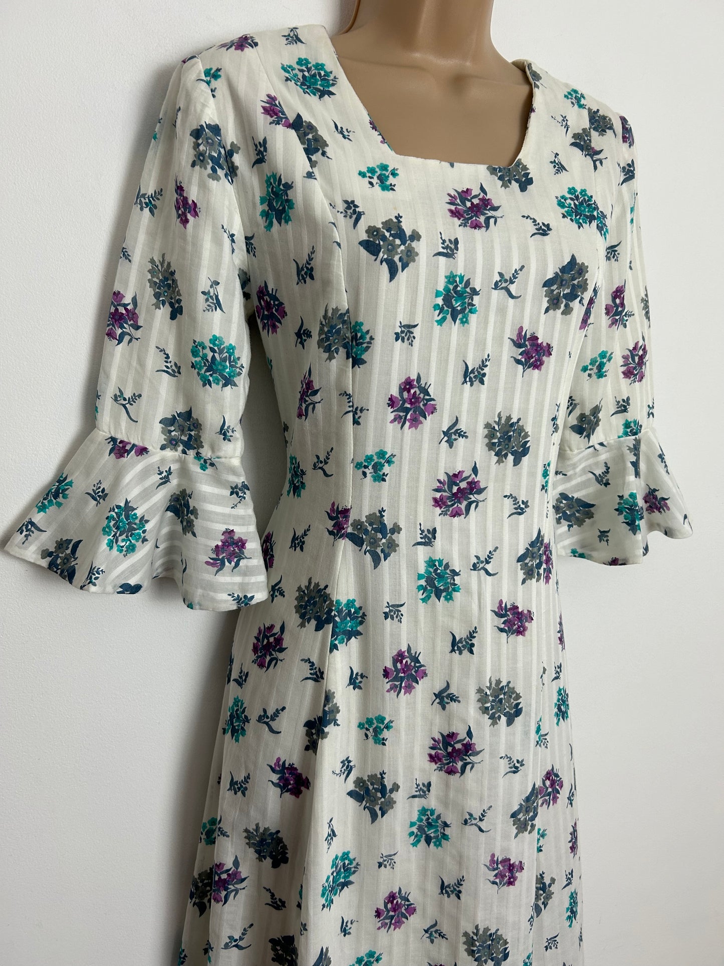 Vintage 1970s UK Size 6-8 Beautiful White Blue & Purple Floral Print Long Sleeve Flared Cuff Boho Maxi Dress
