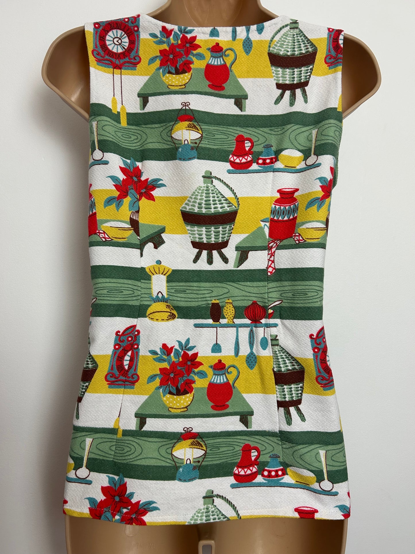 Vintage 1950s 1960s Size 8 AMAZING Ideal Home Scandi Kitchen Scene Novelty Print Cotton Top