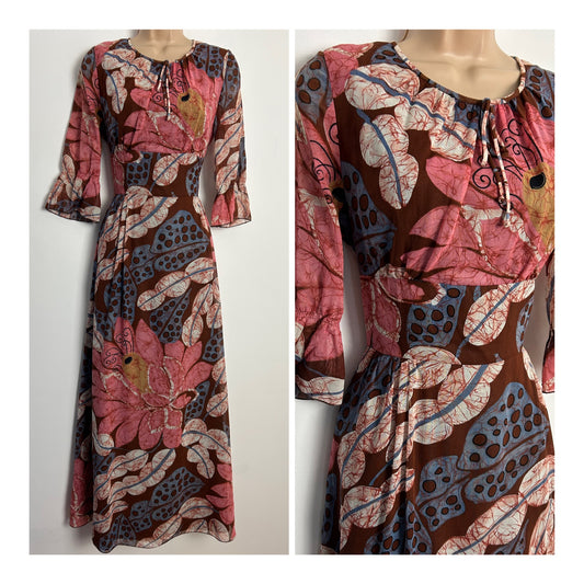 Vintage 1970s VERA MONT PARIS Size 8-10 Beautiful Pink Brown Blue & White Floral Print Maxi Dress