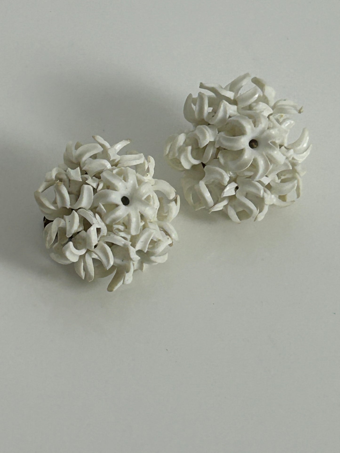 Vintage 1960s White Plastic Flower Edelweiss Clip On Earrings
