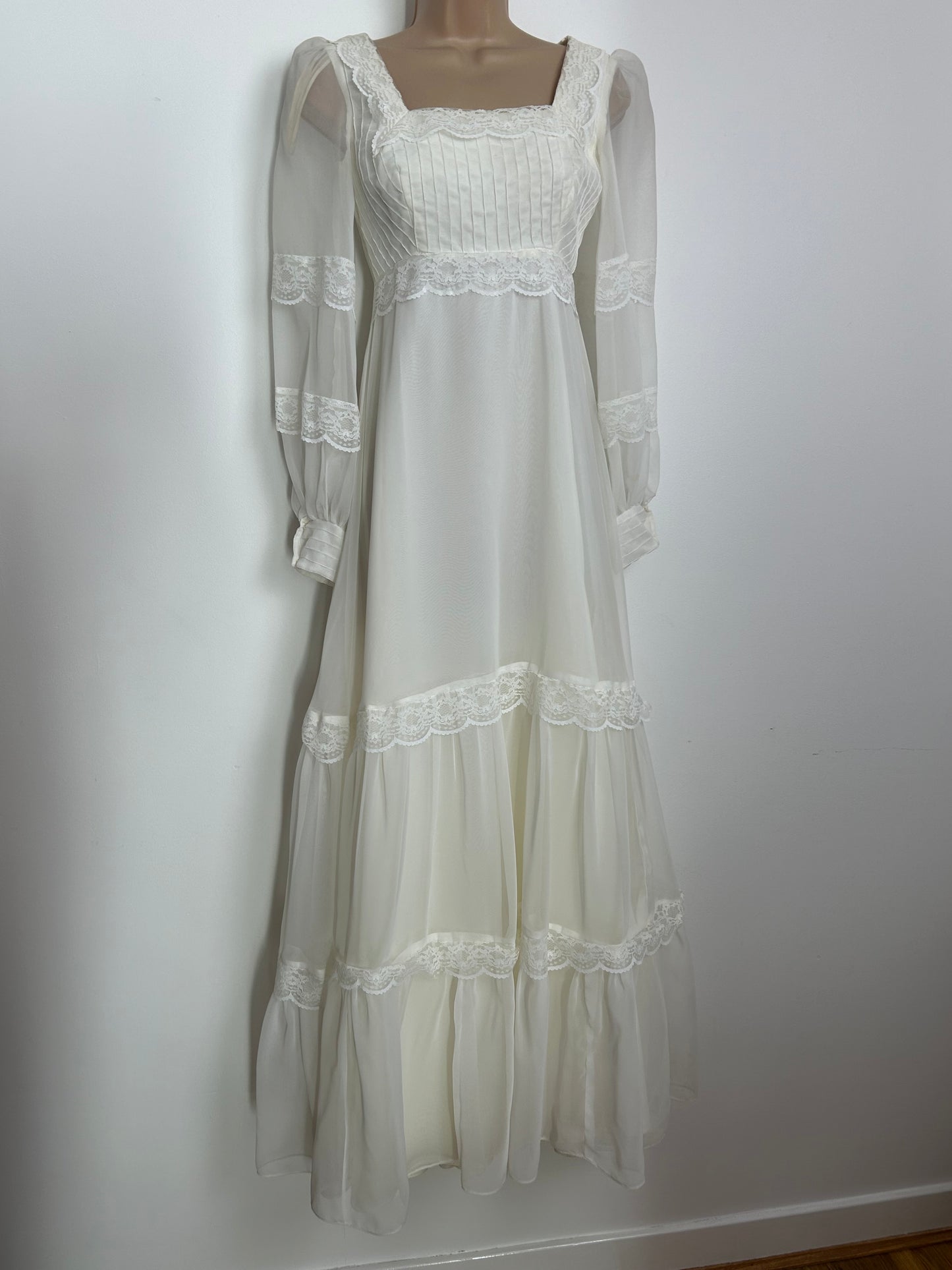 Vintage 1970s Size 6 ELLIS COUTURE BRIDAL Size 6 White Lace & Pintuck Pleated Prairie Boho Maxi Dress