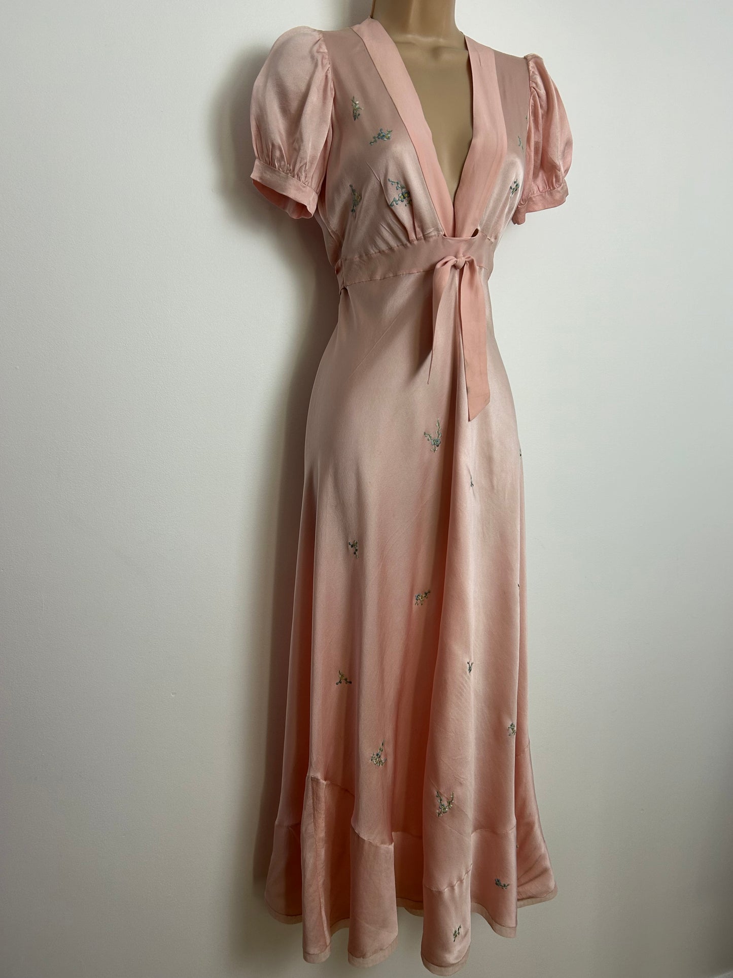 Vintage 1930s/1940s EXQUISITE Size 8 Pale Pink Silk Embroidered Nightdress