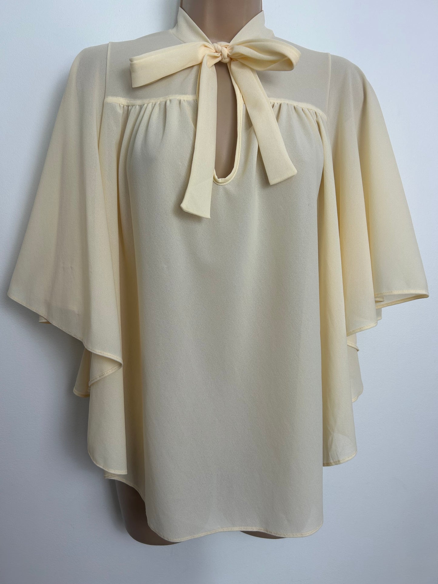 Vintage 1970s Size 10 Cream Pussy Bow Flutter Sleeve Blouse/Top