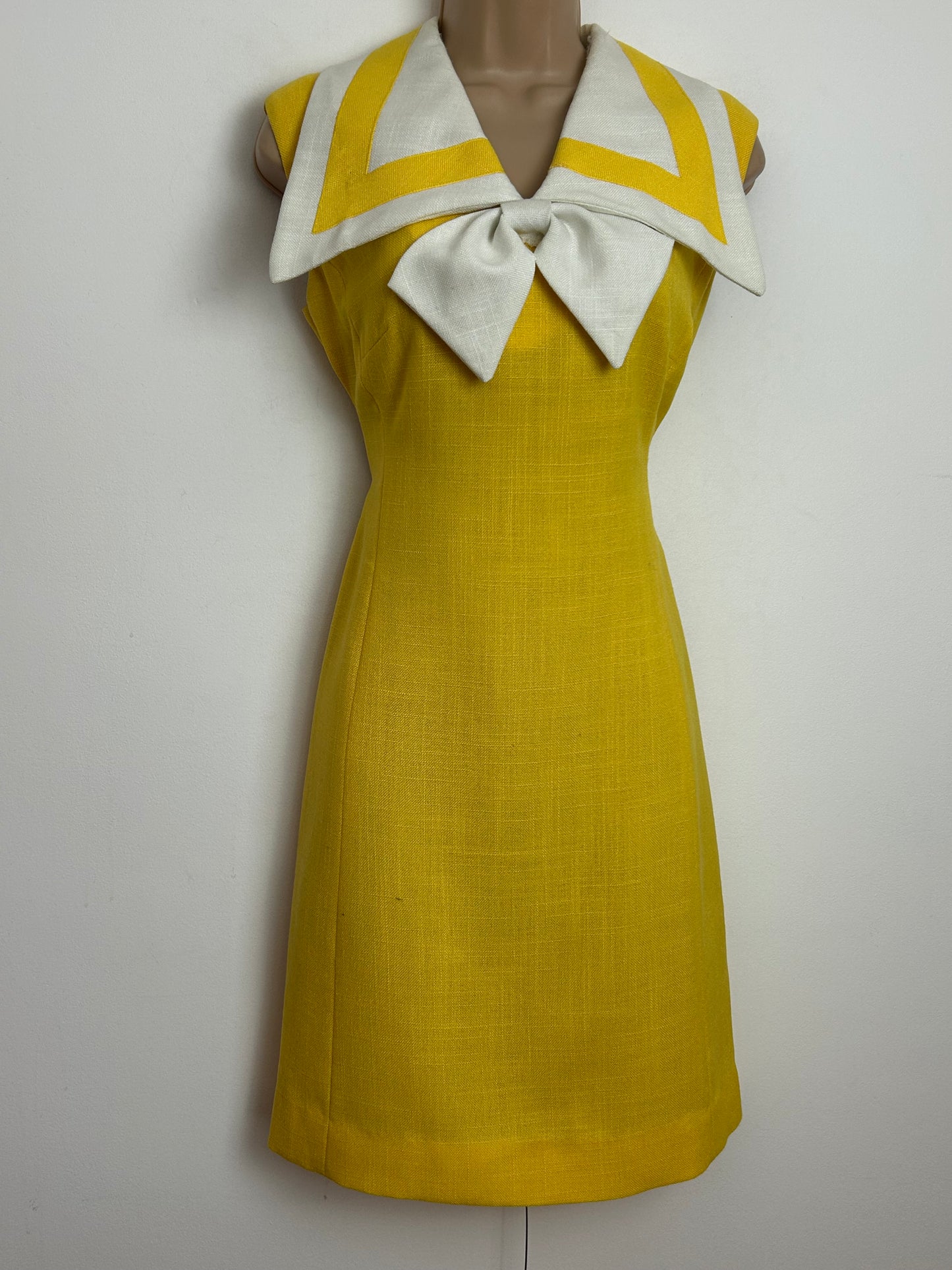 Vintage 1960s WILSHIRE OF BOSTON Size 8-10 Yellow & White Wide Collared Bow Detail Mod Summer Shift Dress
