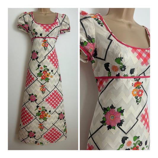 Vintage 1970s Size 6-8 White Pink & Black Floral & Abstract Print Short Sleeve Summer Maxi Dress
