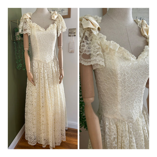 Vintage Early 1980s Size 8 Beautiful Cream Lace Bow Shoulder Detail Wedding/Occasion Dress