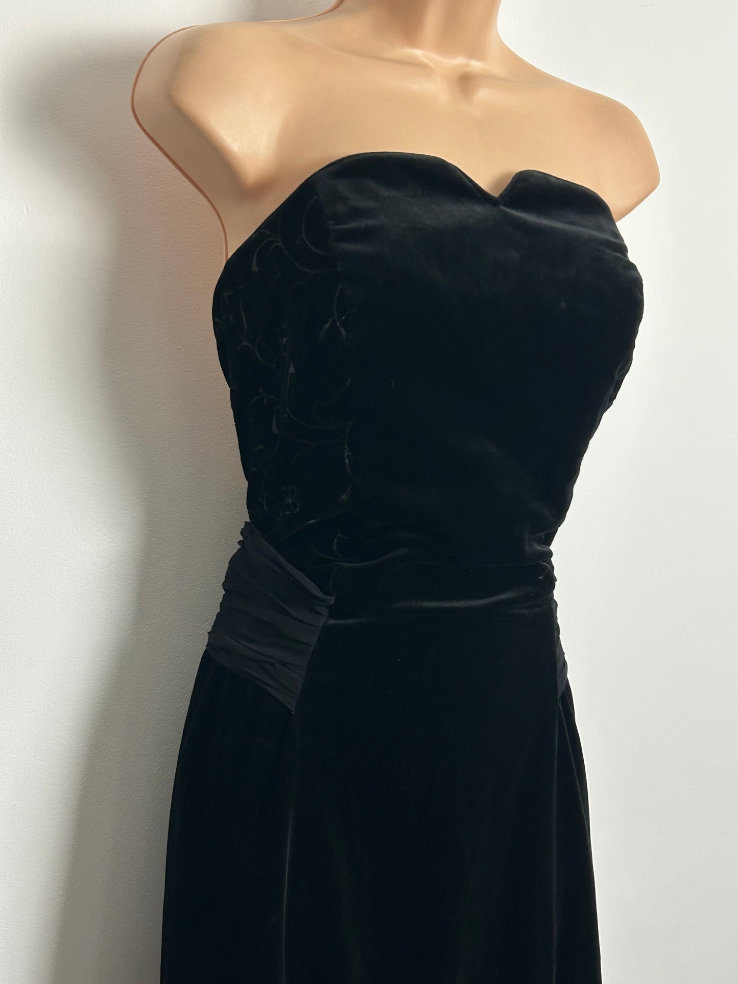 Vintage 1980s LAURA ASHLEY Size 10 Black Velvet Strapless Bones Fitted Occasion Evening Ballgown