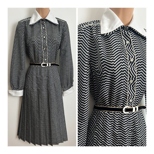 Vintage 1970s PEGGY LANE Size 10 Black & White Zig Zag Stripe Print Belted Pleated Day Dress