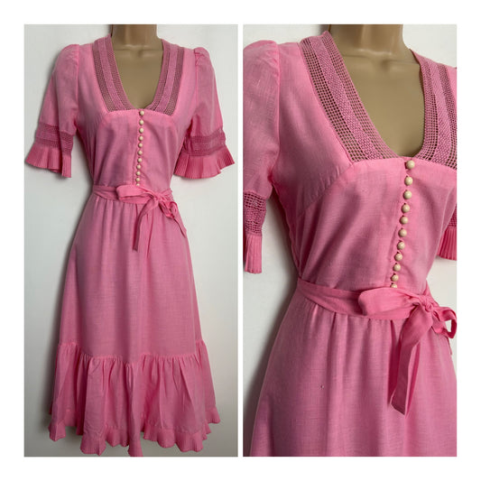 Vintage 1970s Size 6 Cute Pink Lace Detail Short Sleeve Cotton Mix Belted Day Dress