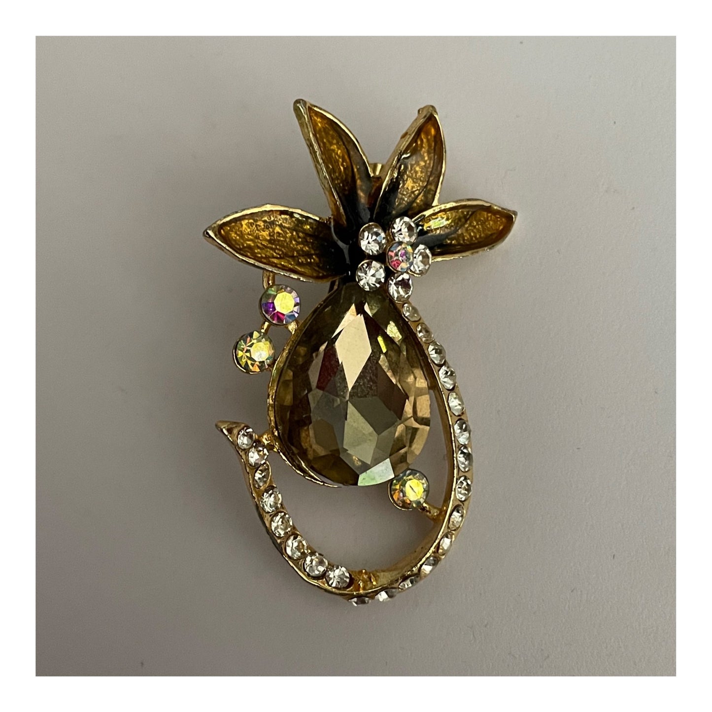 Vintage Gold Tone Diamante & Glass Jewel Set Pretty Stylised Flower Brooch.