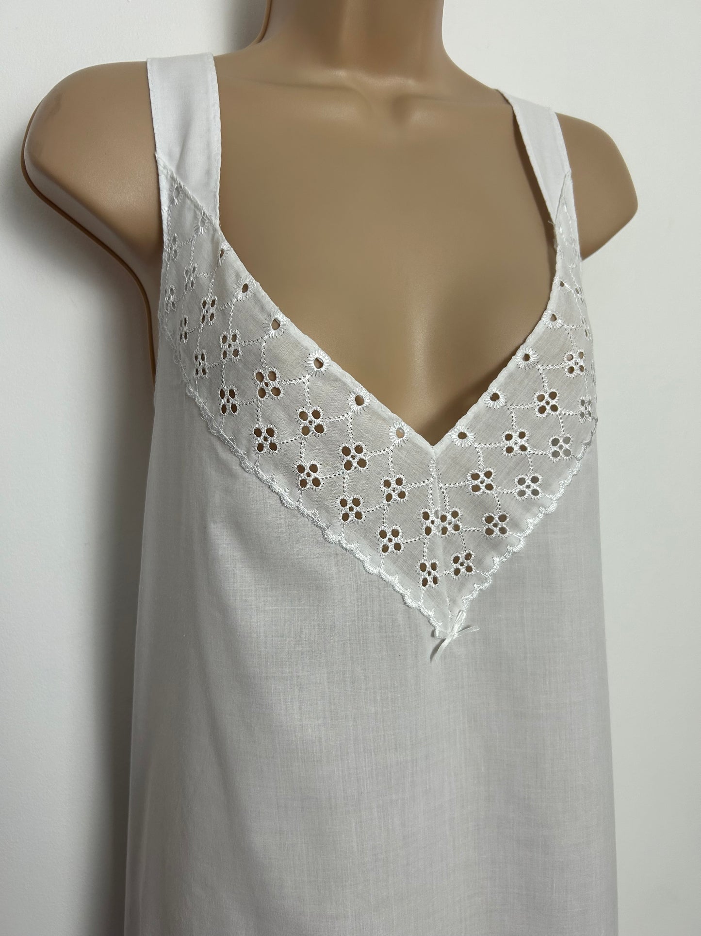 Vintage 1980s Size 14-16 White Cotton Mix Broderie Anglais Detail Nightdress