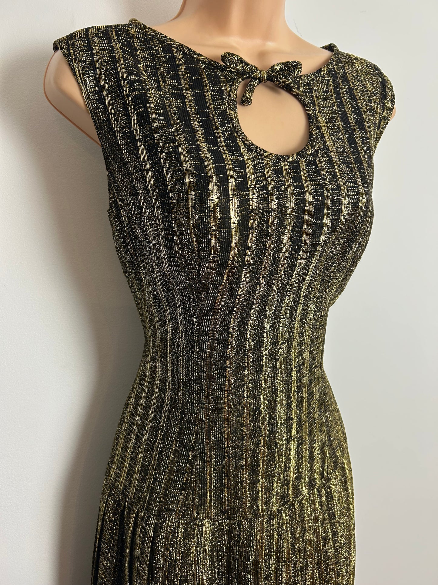 Vintage 1960s Size 8 Black & Gold Metallic Lurex Sleeveless Pleated Mod Shift Party Dress