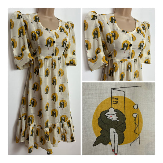 Vintage 1970s Size 10 Gorgeous Cream Grey & Mustard Yellow Glam Lady At Stage Door Novelty Print Mini Dress`