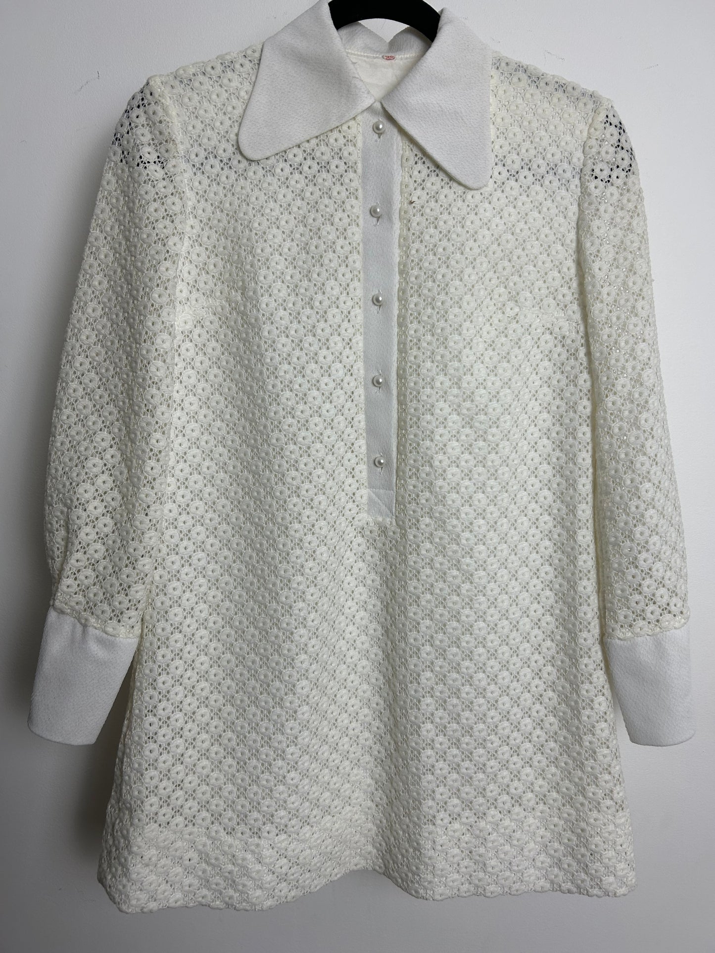 Vintage 1970s Size 8 Winter White Beagle Collar Longer Length Shirt