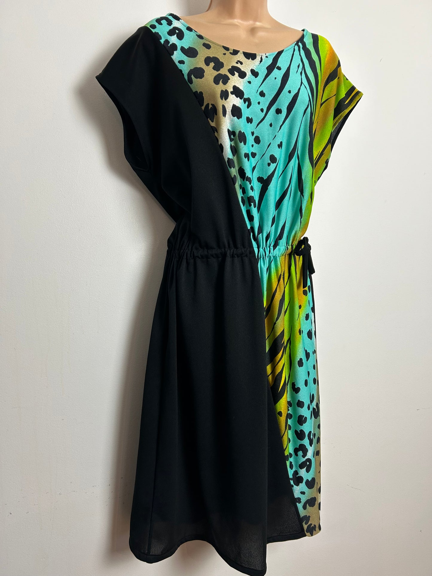 Vintage 1980s Size 14 Black Green Turquoise & Beige Animal Print Pull Tie Day Dress