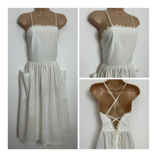 Vintage 1980s Size 6-8 White Borderie Anglais Cotton Pocket Detail Open Back Lace Up Summer Dress