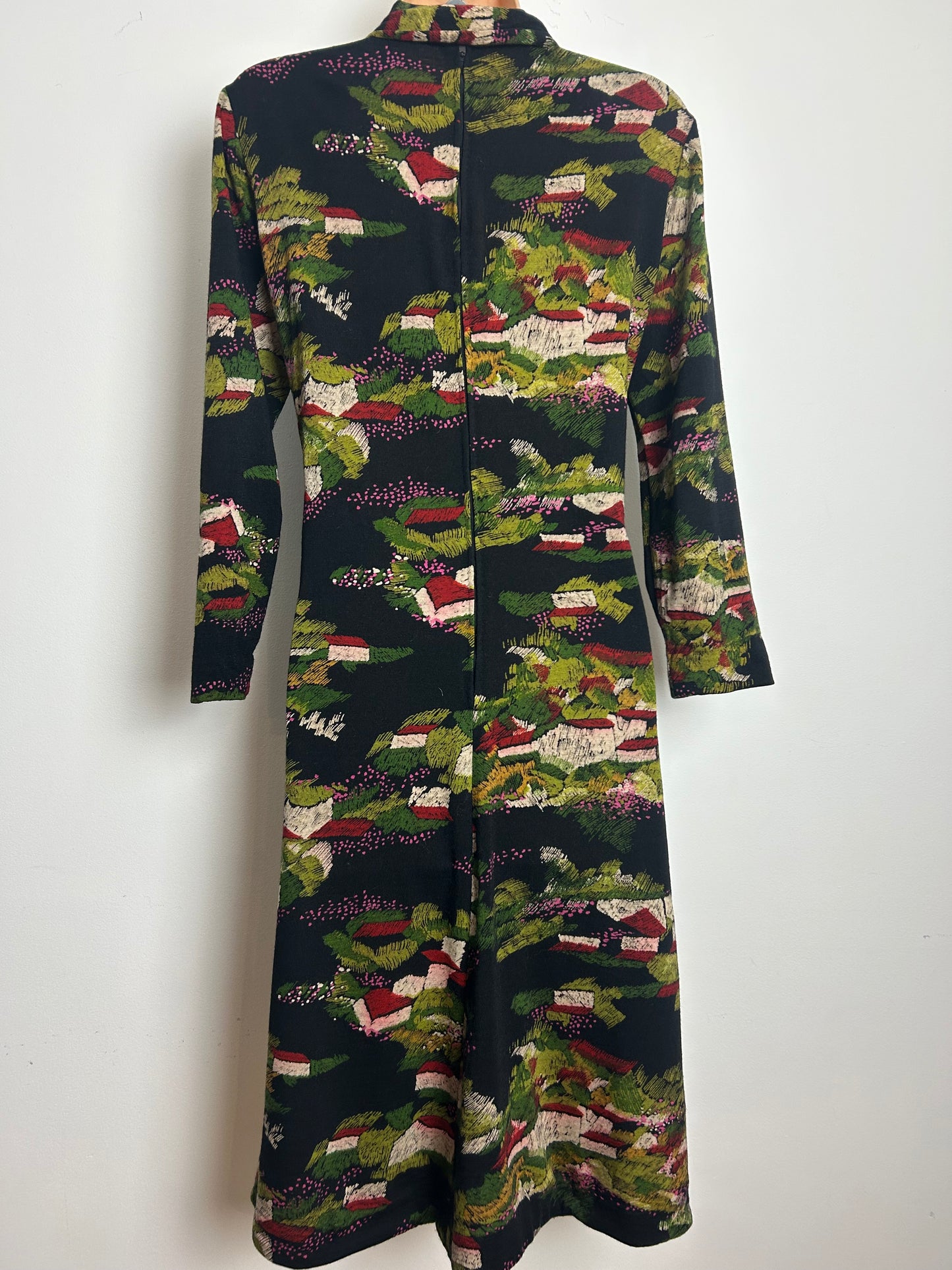 Vintage 1970s Size 10-12 Black Red Beige & Green Abstract Houses & Country Scene Jersey Dress
