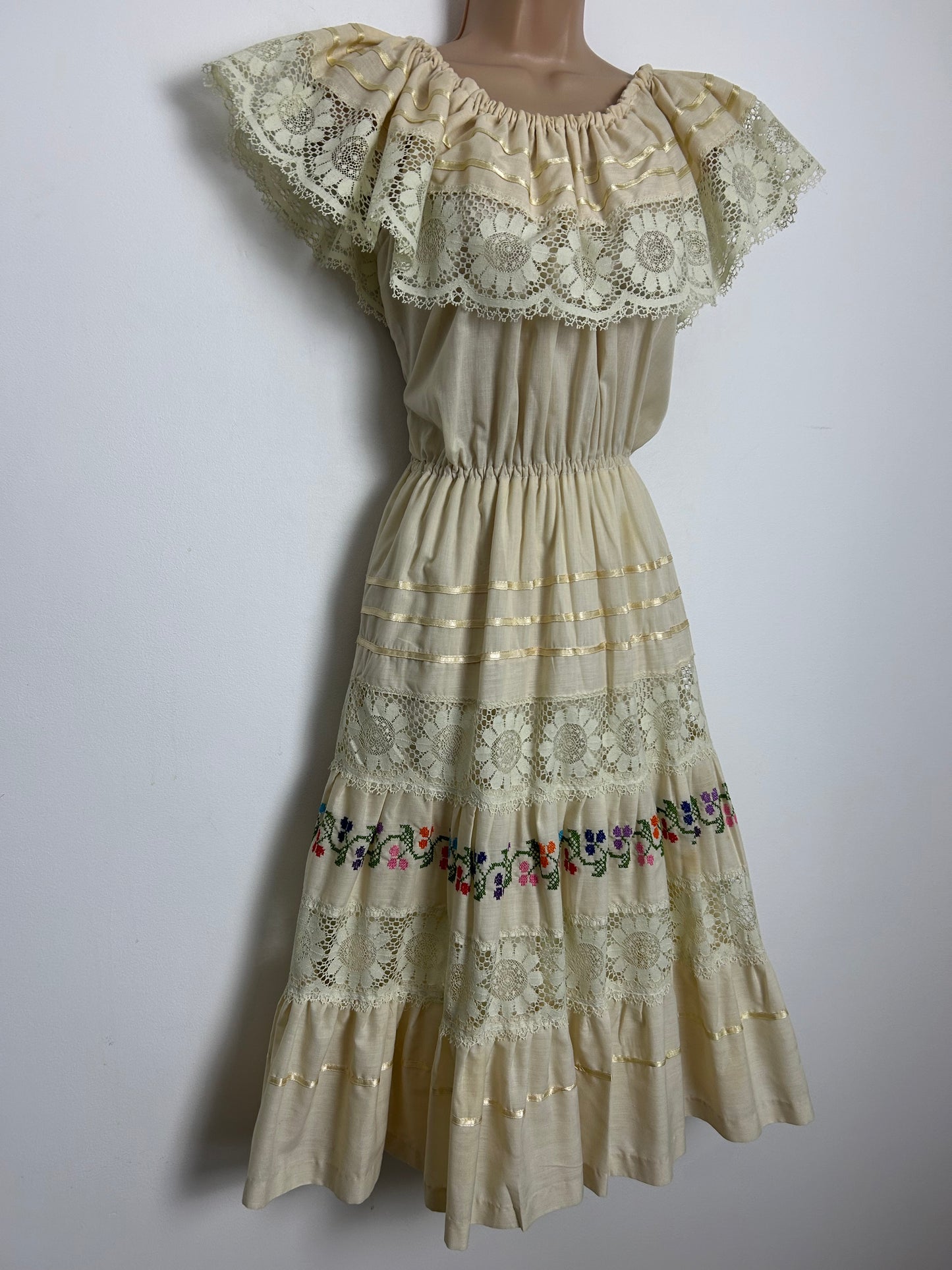Vintage 1980s MEXICAN Size 10 Cream Lace & Embroidered Detail On/Off Shoulder Peasant Folk Style Dress