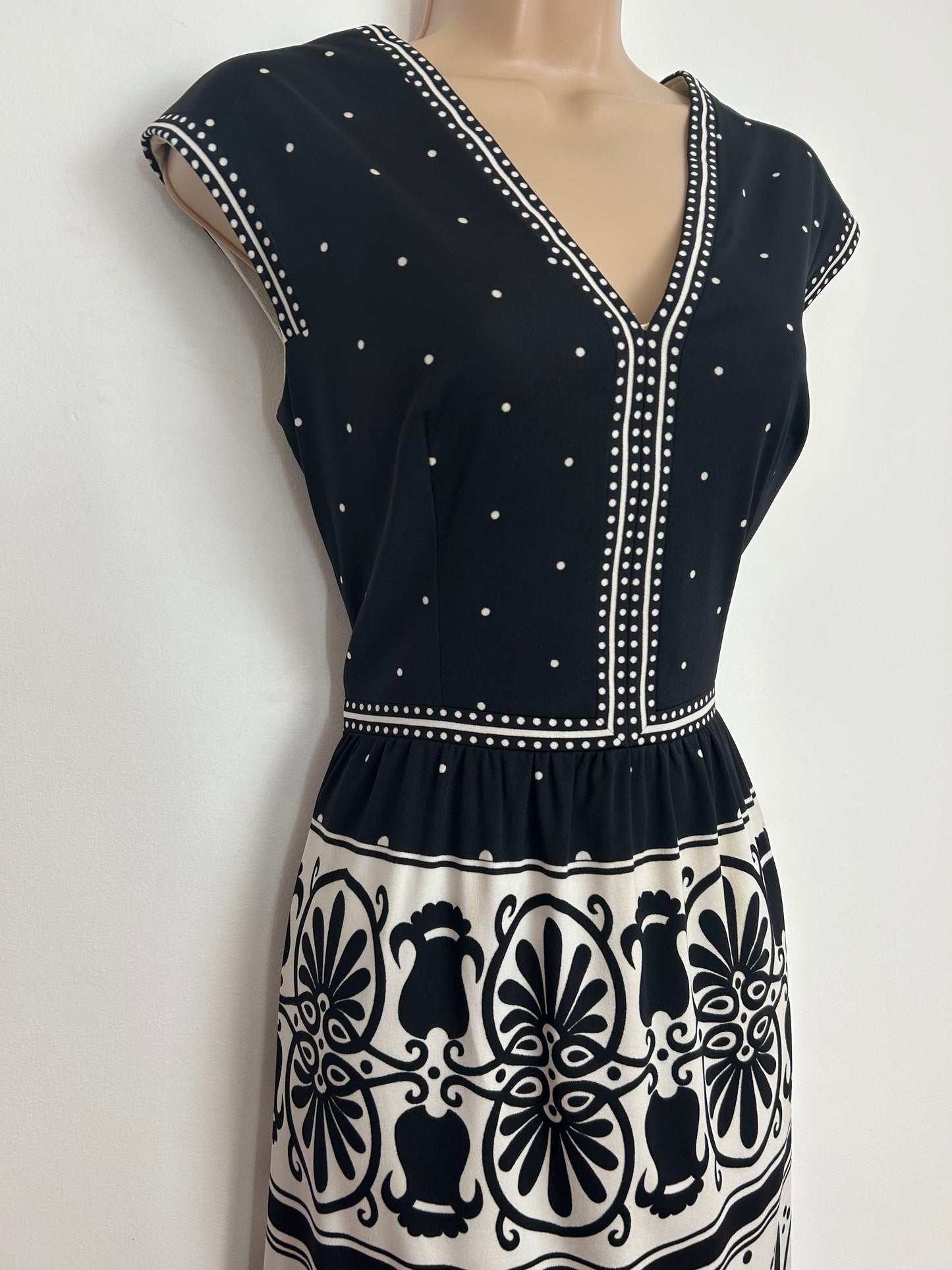 Vintage 1970s STRAUSS Size 10 Gorgeous Black & White Abstract Print Sleeveless Maxi Dress