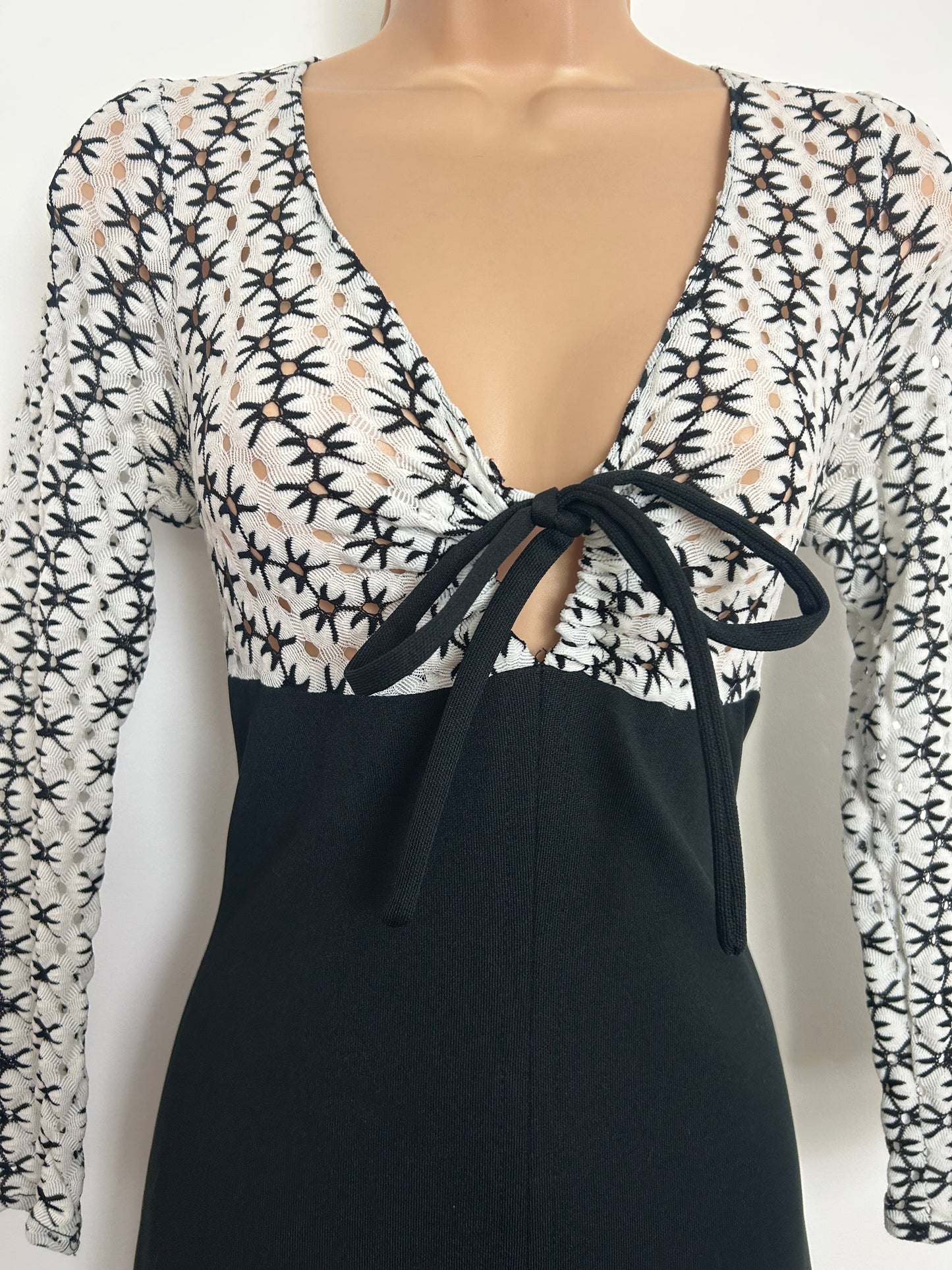 Vintage 1970s Size 6-8 Black & White Keyhole Cut Out Bodice Tie Front Maxi Dress
