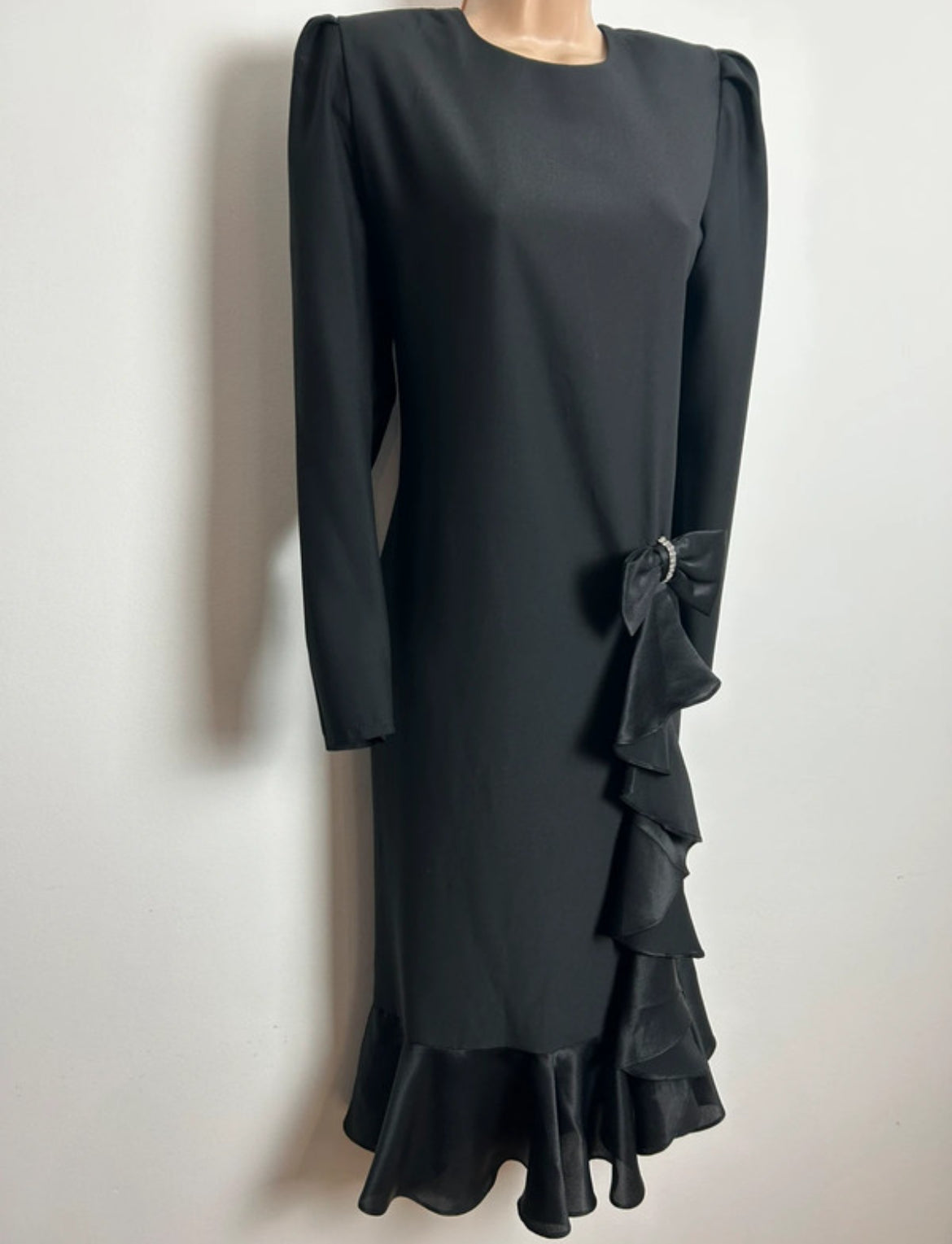 Vintage 1980s Size 10 SILHOUETTES Black Long Sleeve Bow & Ruffle Detail Shift Party Evening Dress