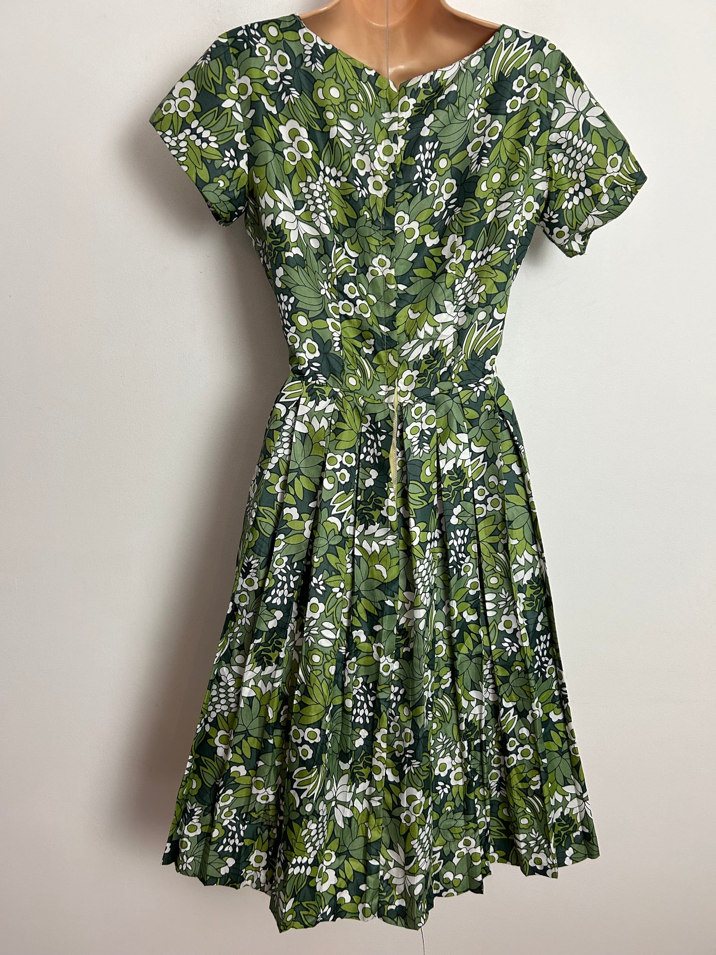 Vintage Late 1950s/Early 1960s A JOHN BAXTER GARMENT UK Size 8 Green & White Floral Print Short Sleeve Pleated Day Dress