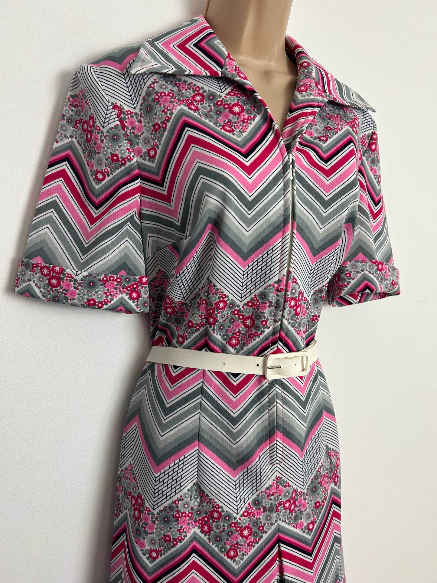 Vintage 1970s Size 12-14 Pink Grey & White Floral & Zig Zag Stripe Zip Front Belted Fit & Flare Mod Dress