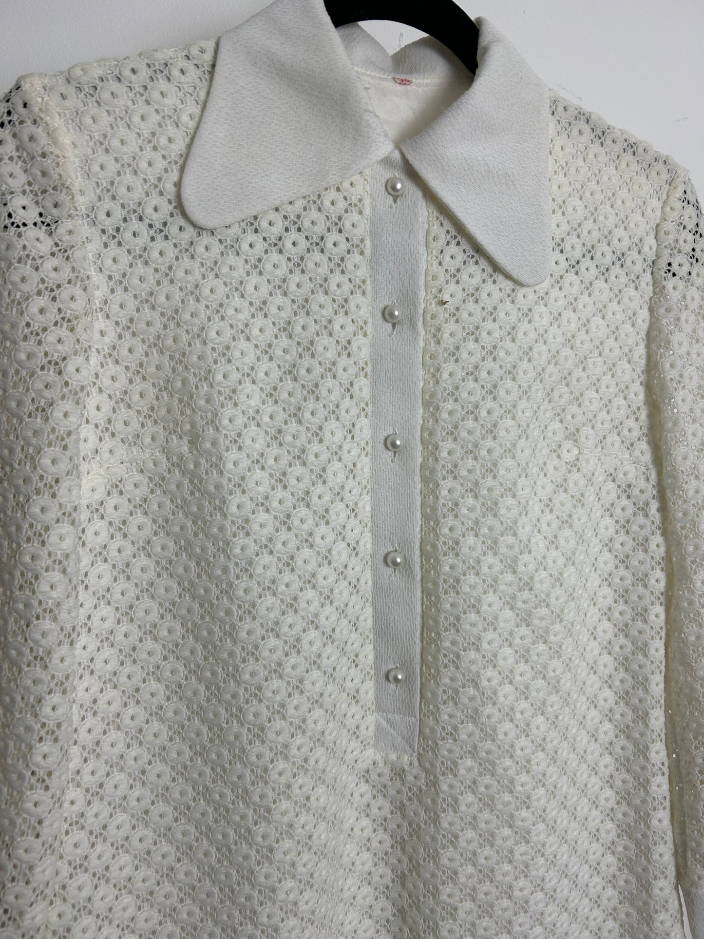 Vintage 1970s Size 8 Winter White Beagle Collar Longer Length Shirt