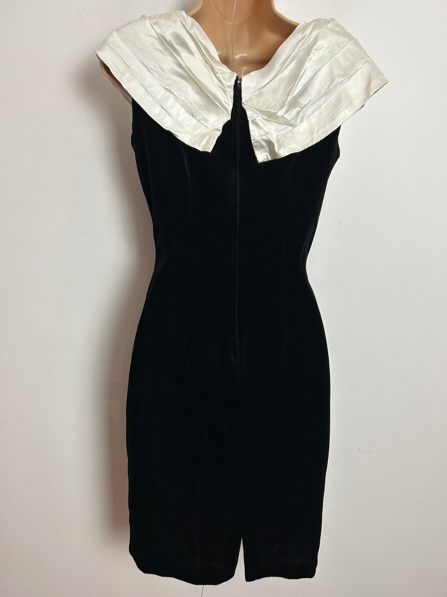 Vintage 1980s BHS UK Size 10 Black Velvet & Ivory White Bardot Diamante Detail Cocktail Fitted Wiggle Party Dress