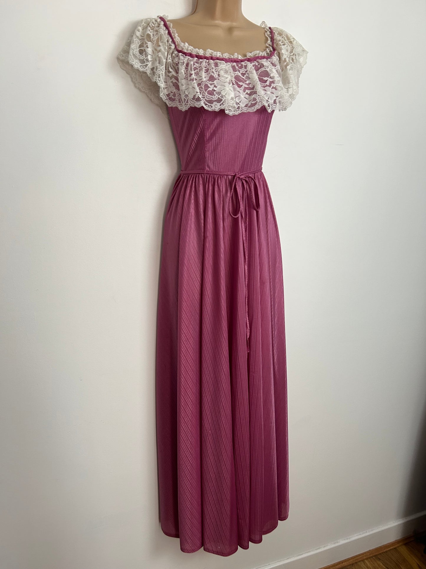 Vintage 1970s Size 6 Dusky Pink & White Lace Trim Bardot Neck Long Length Nightie