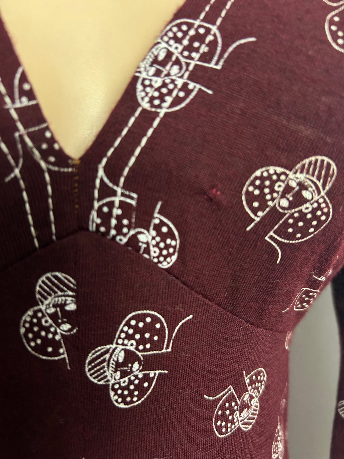 Vintage 1970s Size 6-8 Maroon Red Flapper Girls Face Novelty Print Long Size Jersey Maxi Dress