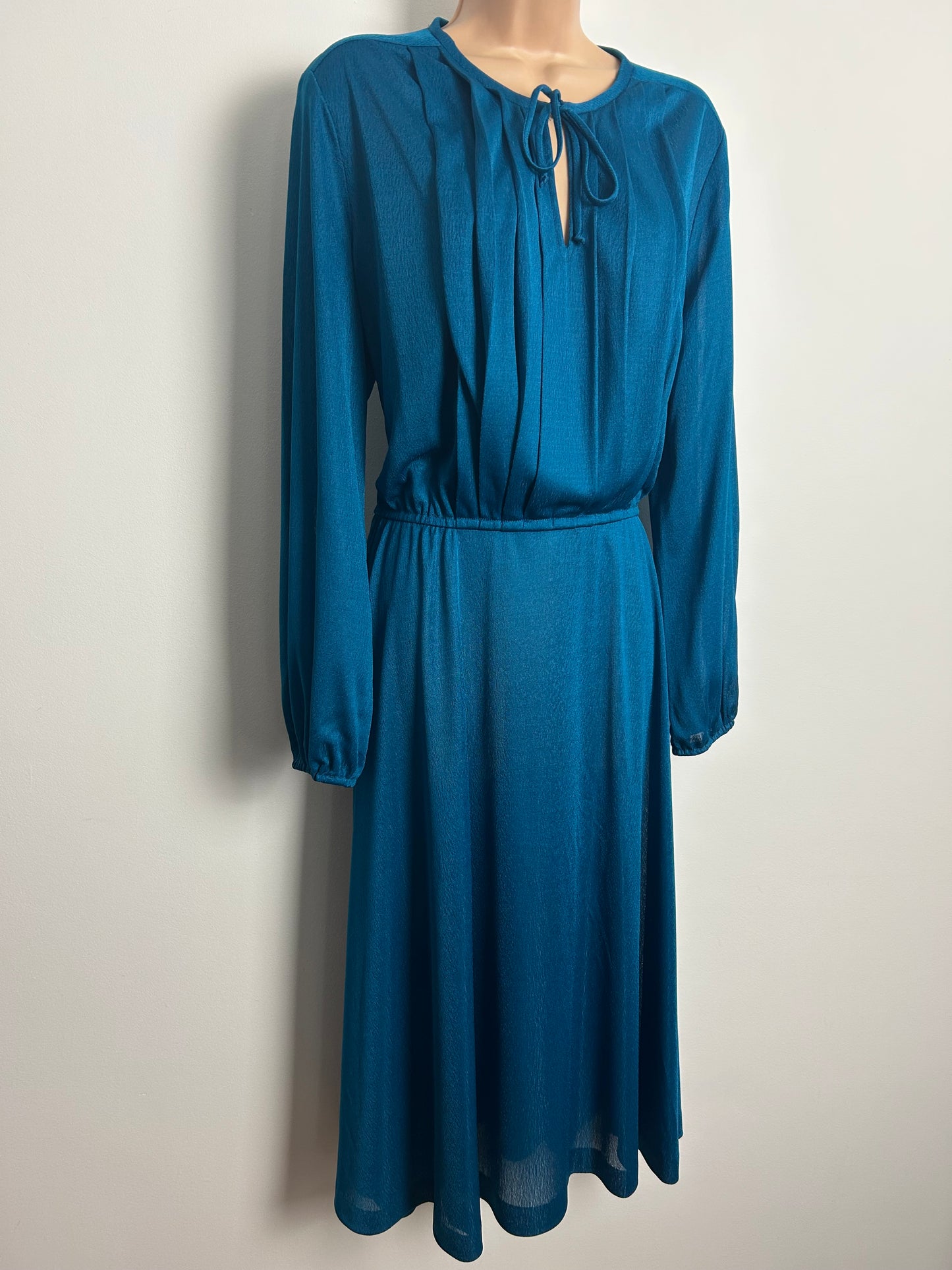 Vintage 1970s EDITH FLAGG Size 16 Peacock Blue Vertical Pleated Long Sleeve Day Dress