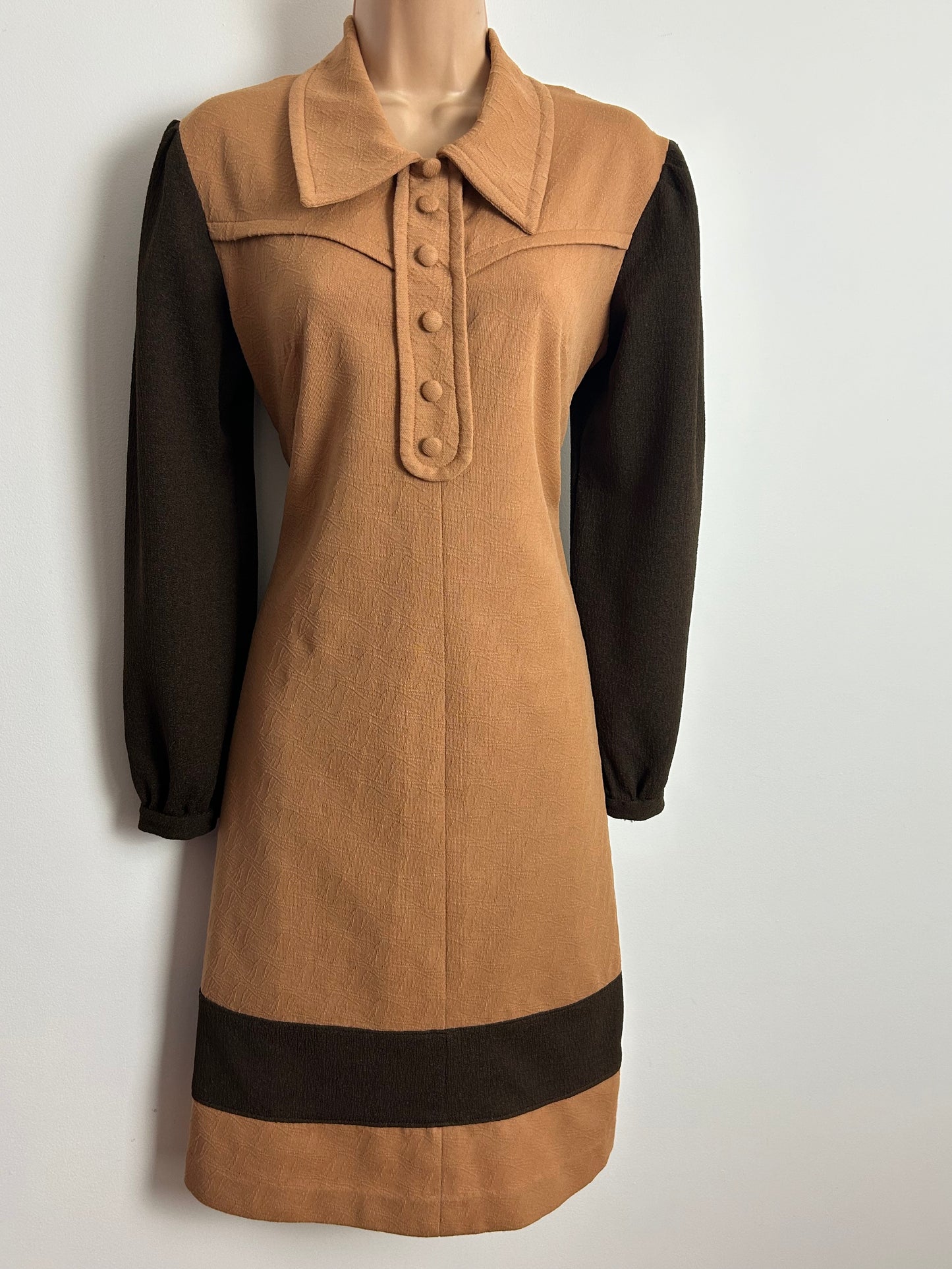 Vintage 1960s Size 12 Camel & Dark Brown Contrast Long Sleeve Crimplene Mod Shift Dress