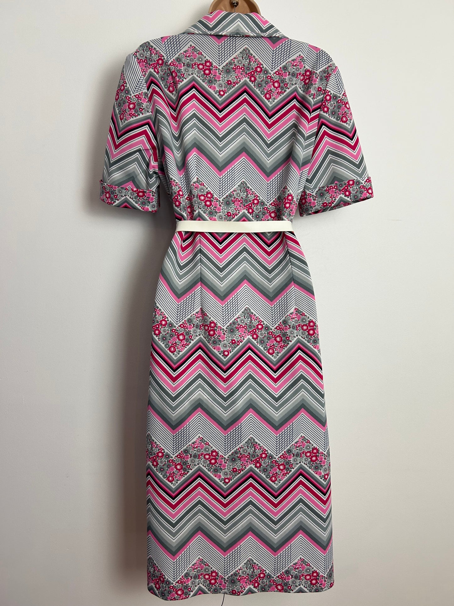 Vintage 1970s Size 12-14 Pink Grey & White Floral & Zig Zag Stripe Zip Front Belted Fit & Flare Mod Dress