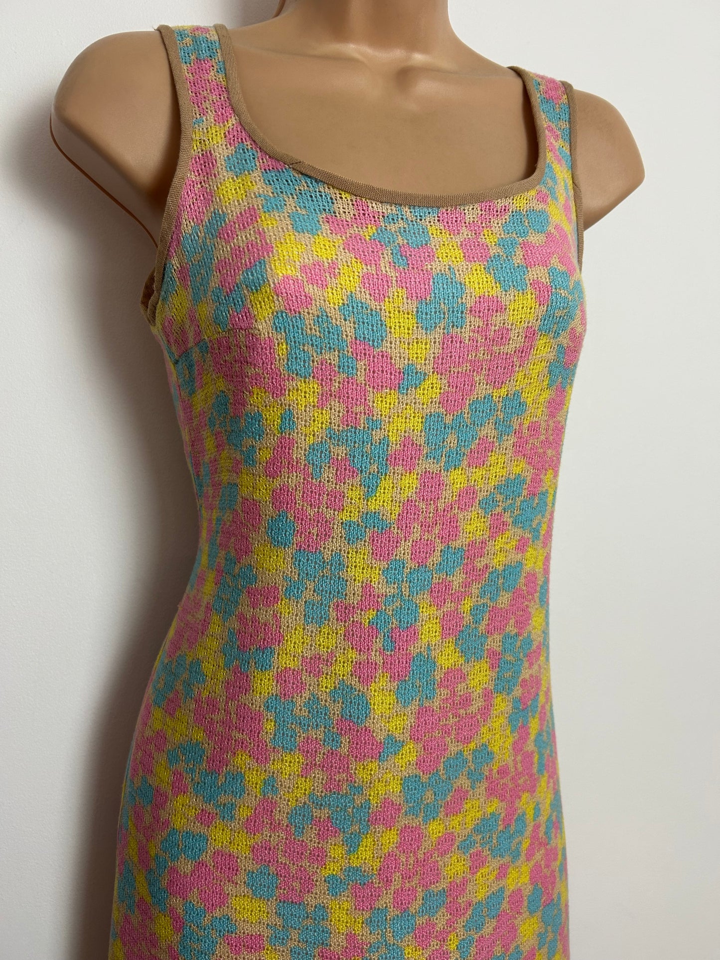 Vintage 1960s Size 6 Beige Pink Blue & Yellow Abstract Print Knitted Day Dress
