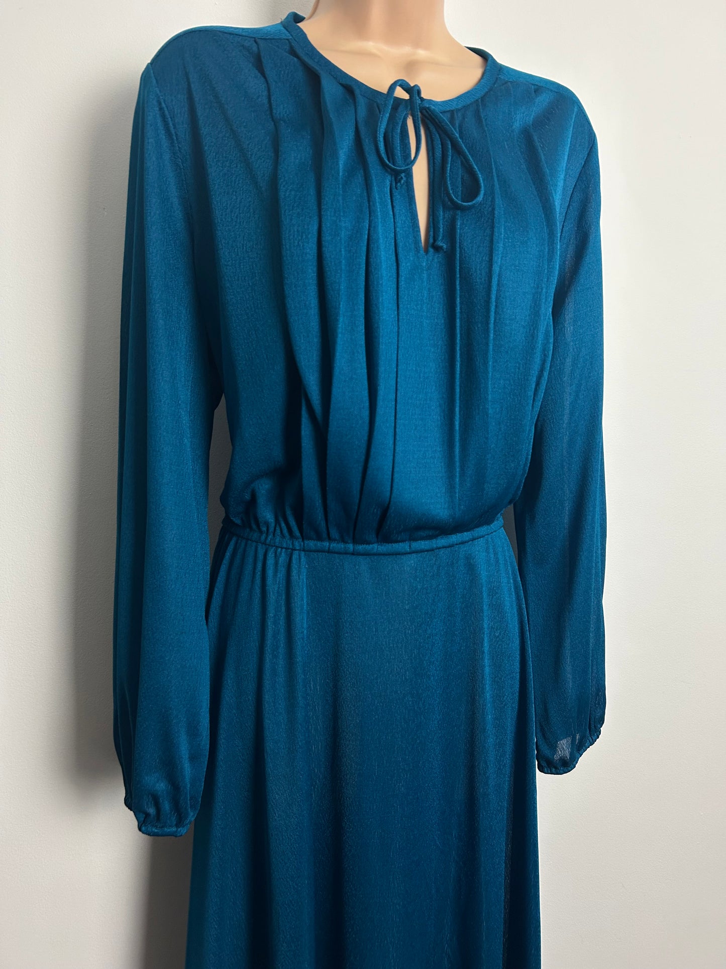 Vintage 1970s EDITH FLAGG Size 16 Peacock Blue Vertical Pleated Long Sleeve Day Dress