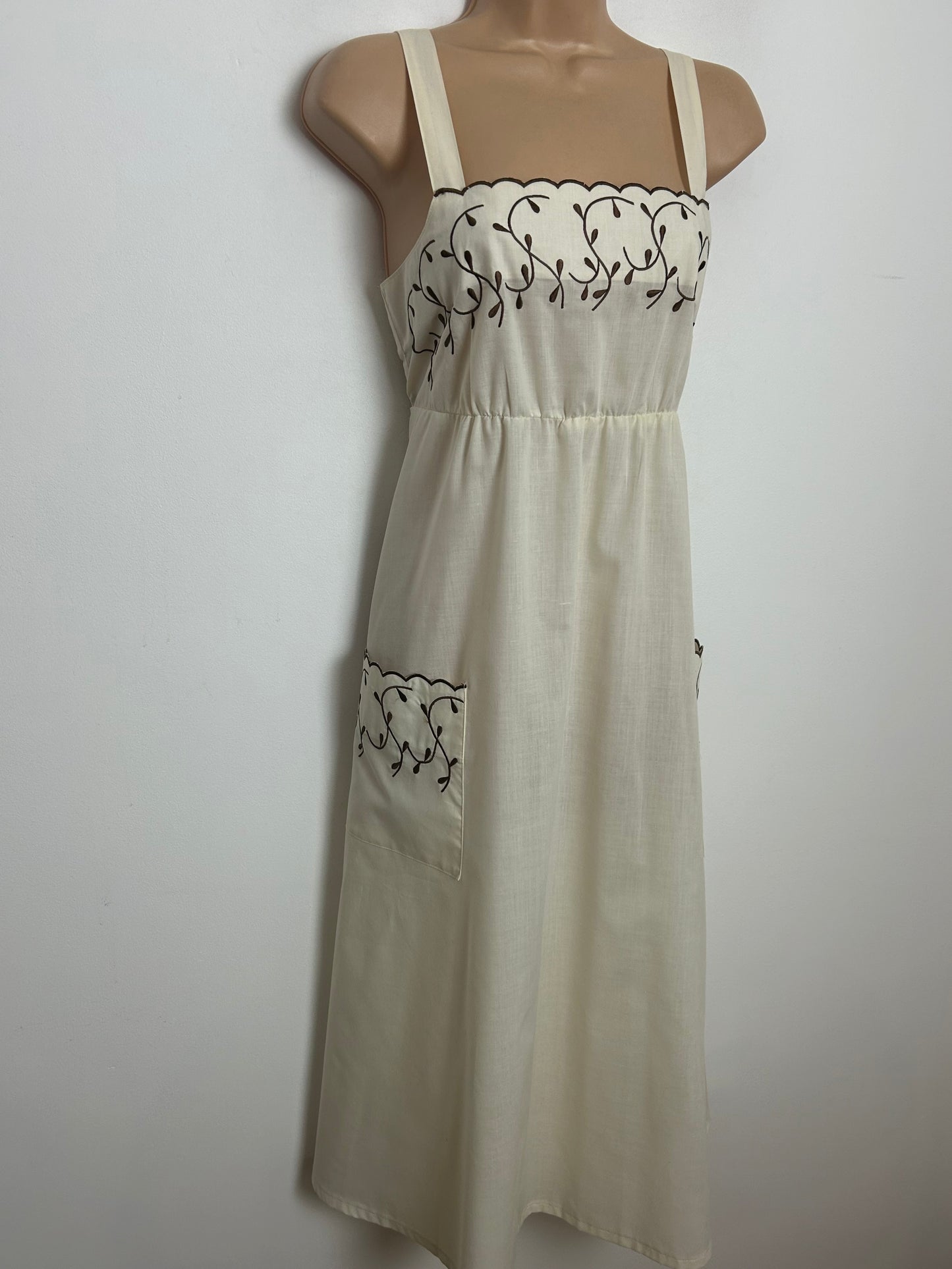 Vintage 1970s Size 8 Cream & Brown Embroidered Pocket Detail Cotton Summer Day Dress