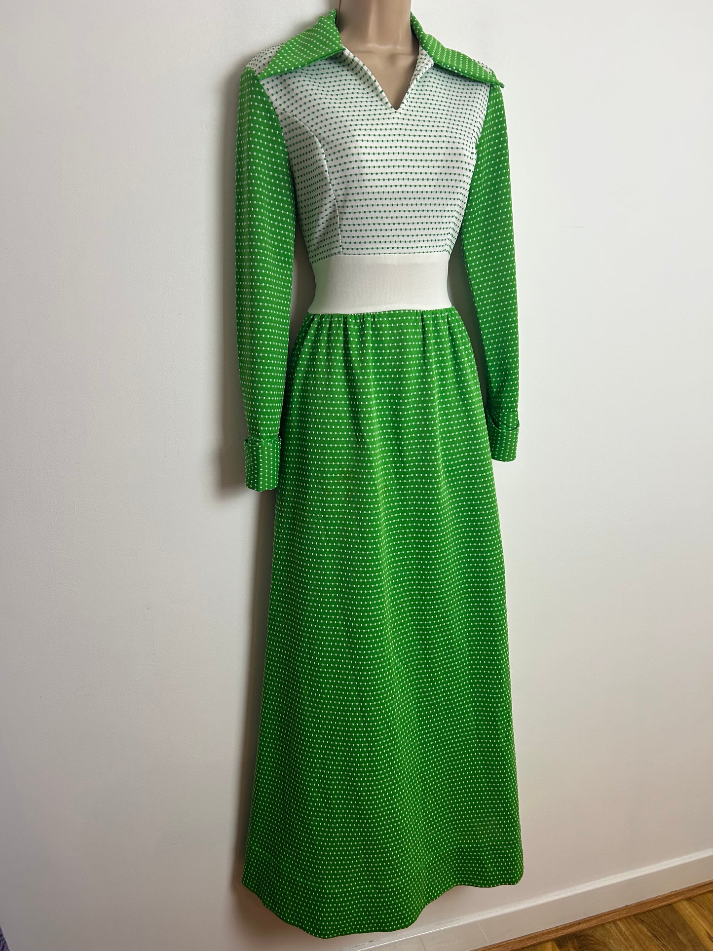 Vintage 1970s Size 8 Green & White Spot Textured Crimplene Dagger Collar Long Sleeve Maxi Dress