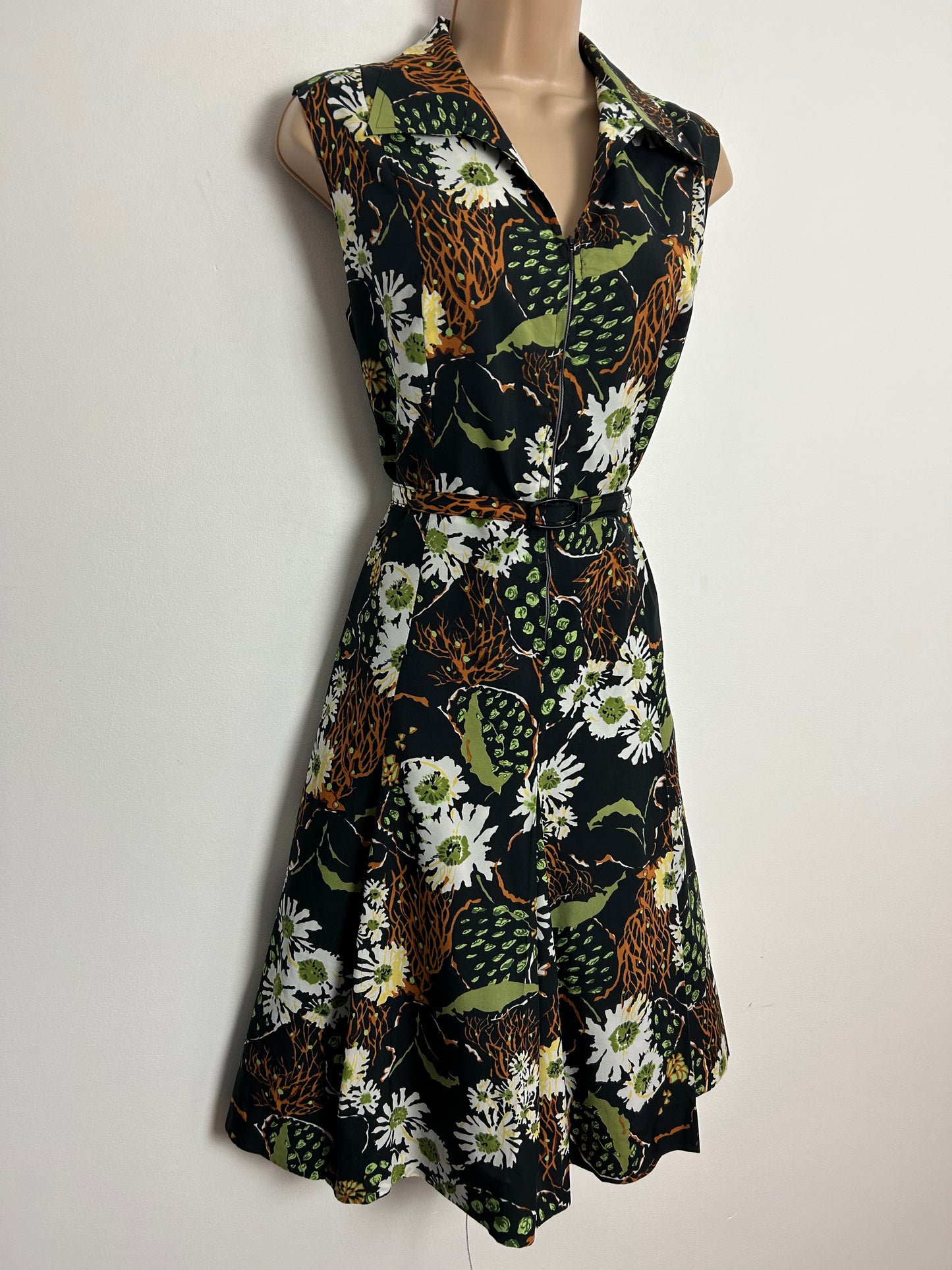 Vintage 1970s C&A UK Size 12-14 Black White Rust & Green Floral Print Belted Zip Front Fit & Flare Day Dress